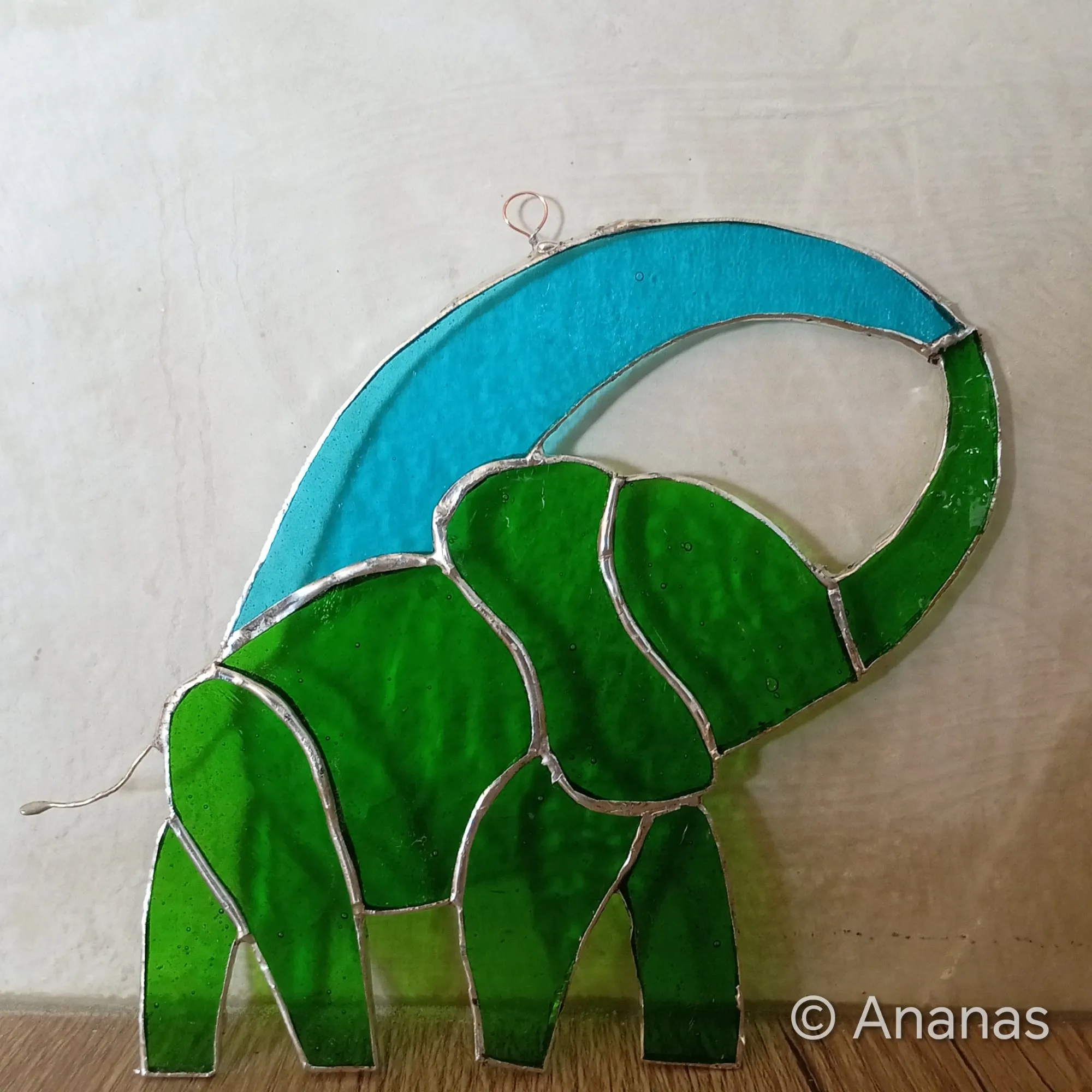 Un petit éléphant en vitrail, symbole de force et de tendresse, pour porter bonheur dès le premier souffle.