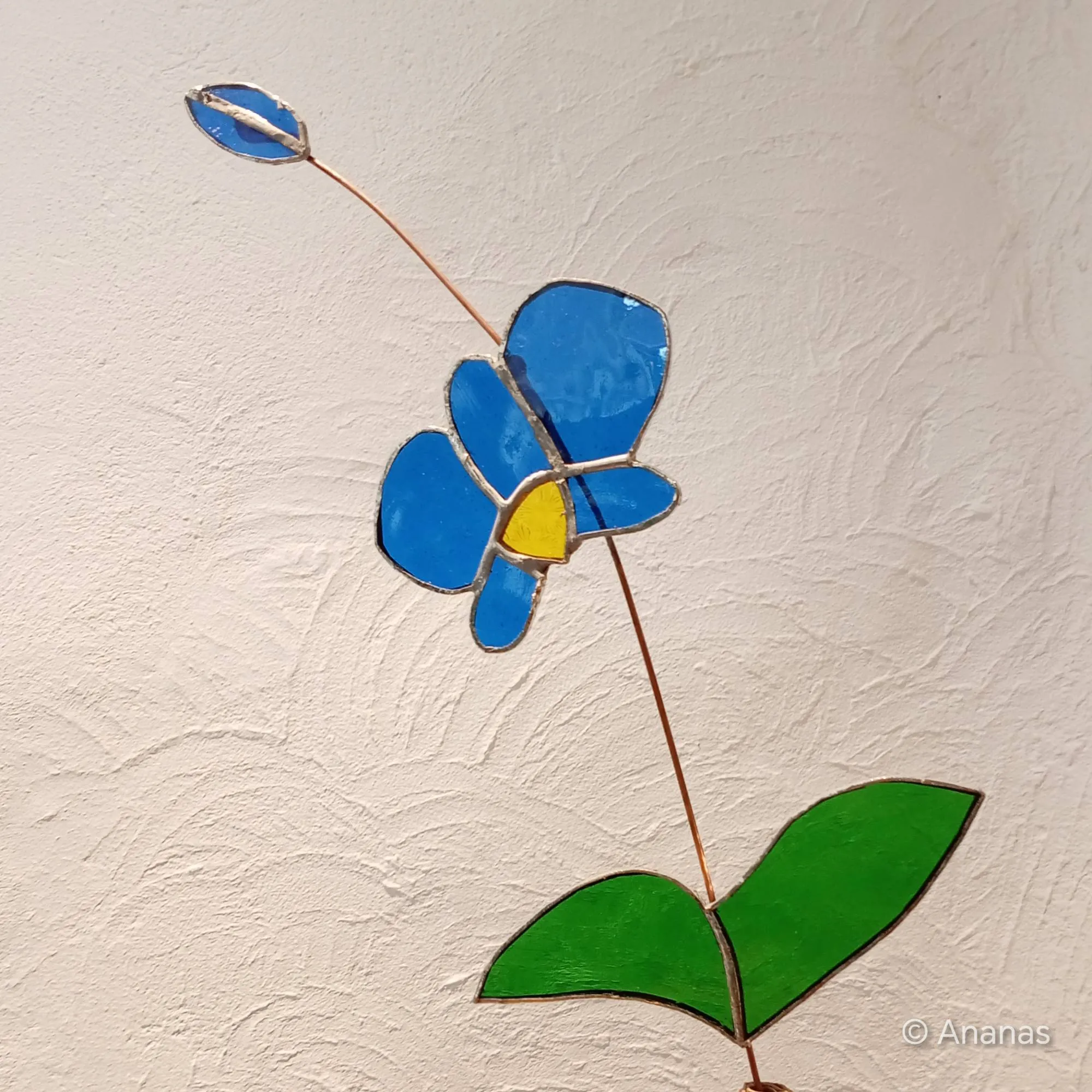 Une fleur de verre qui capte l'essence de l'éphémère, fragile et lumineuse, comme un rêve éveillé.