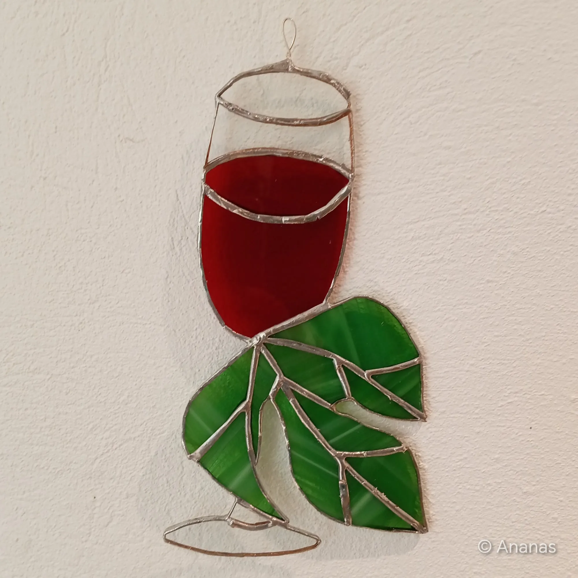 Une première fois, maladroite mais vibrante. Le vin coule, la feuille frémit, et l’artiste signe là son premier pas solo.